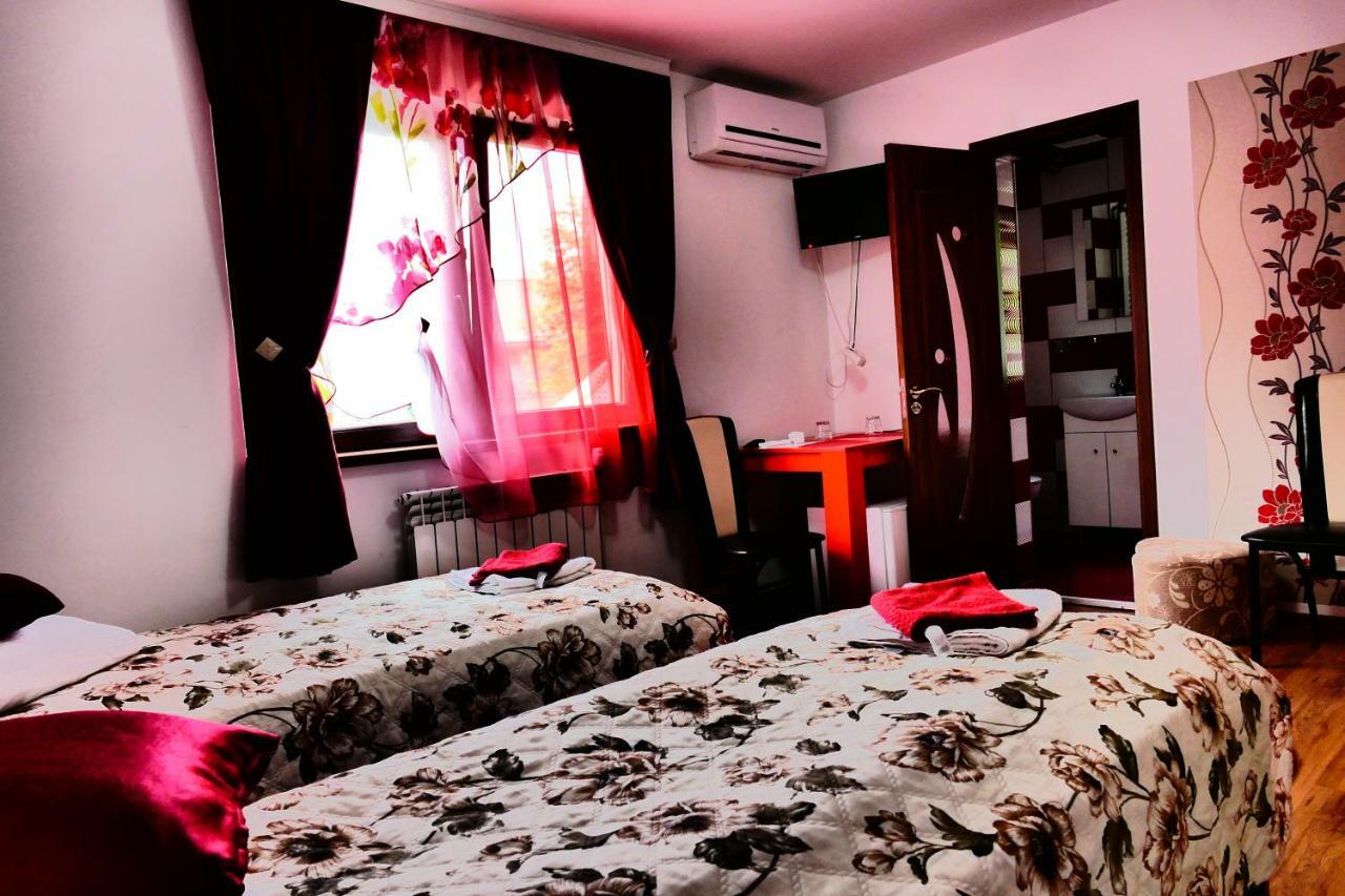 Hotel Pensiunea Roua Florilor à Anina Extérieur photo