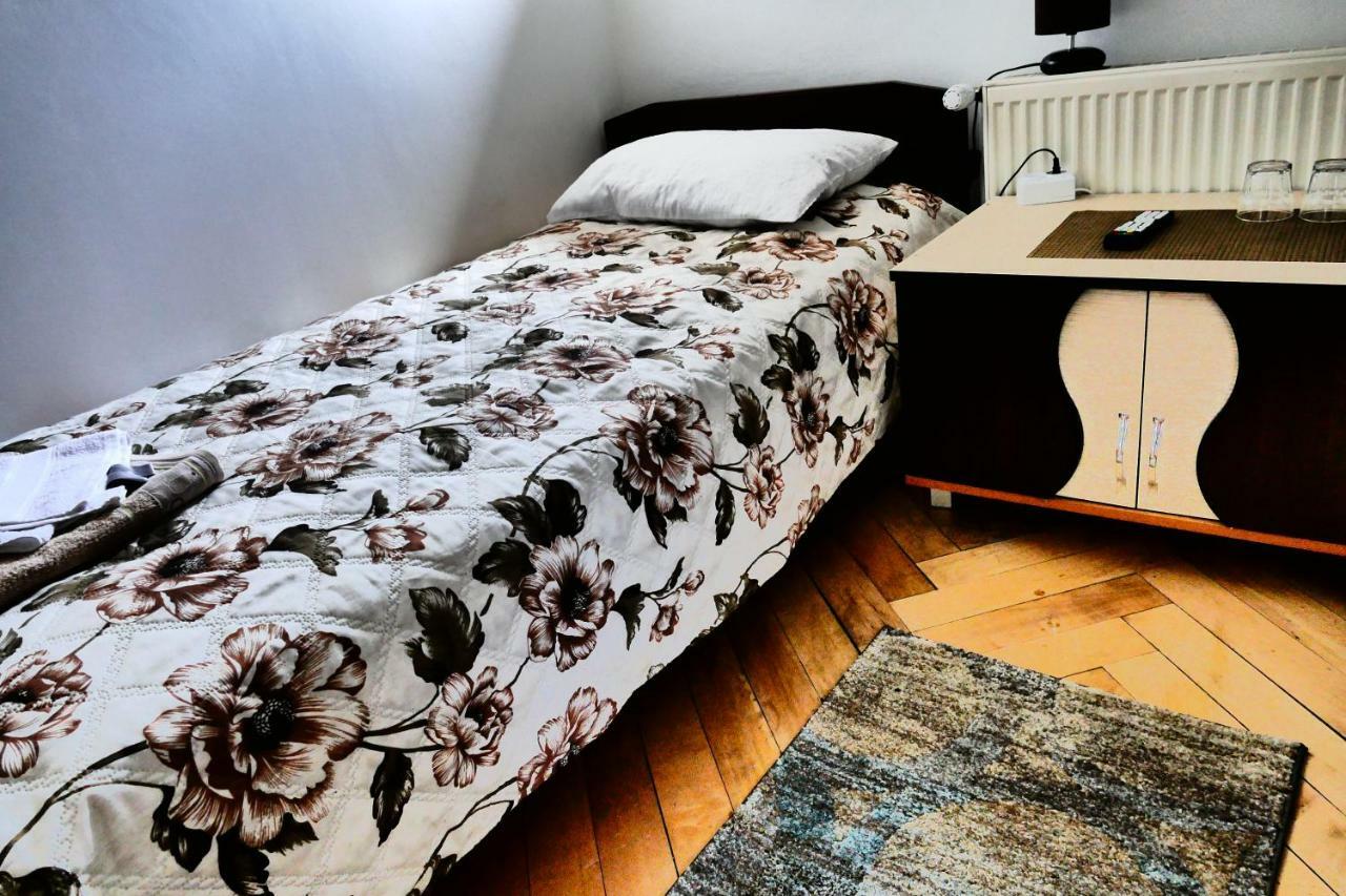 Hotel Pensiunea Roua Florilor à Anina Extérieur photo