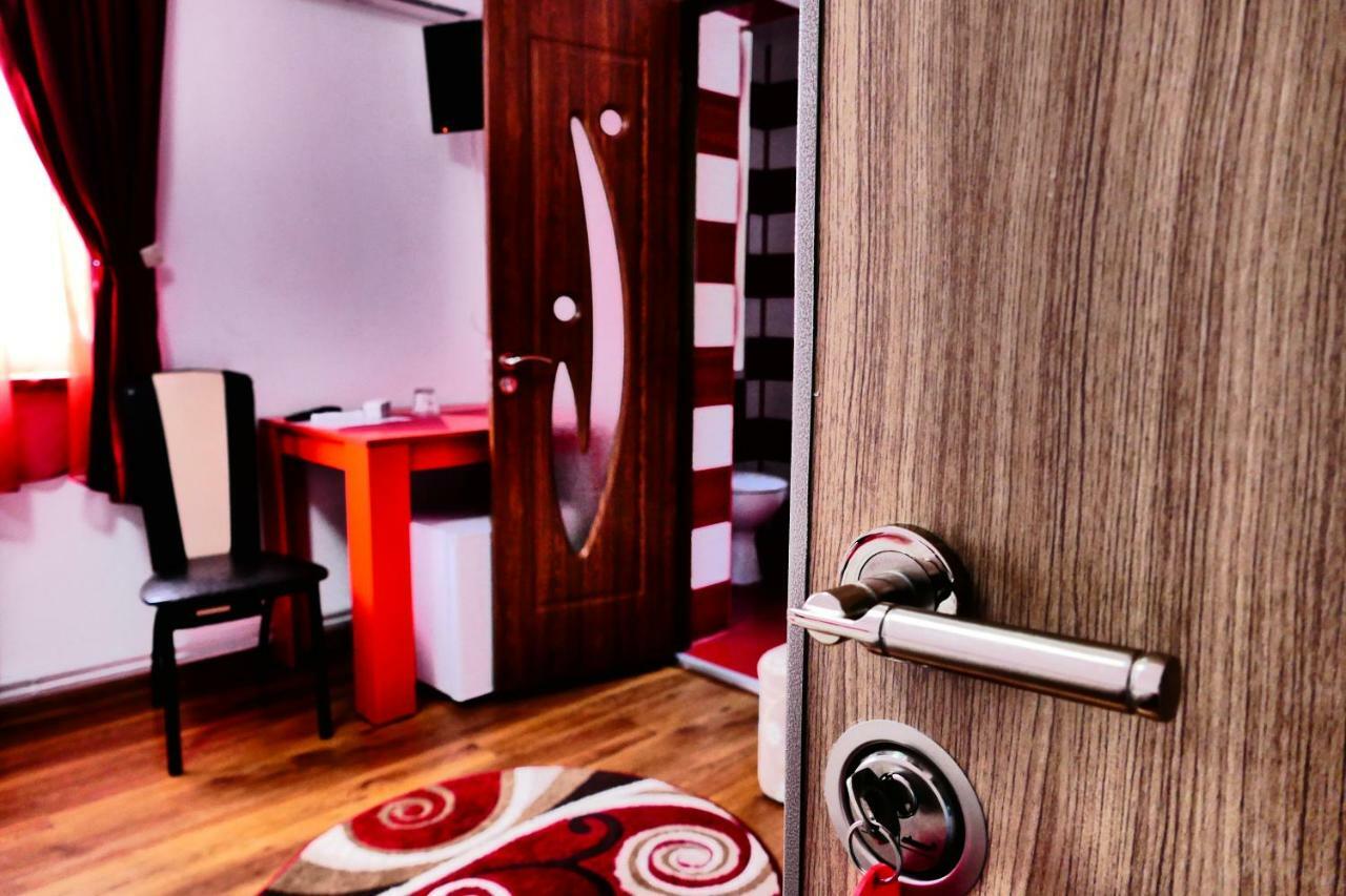 Hotel Pensiunea Roua Florilor à Anina Extérieur photo