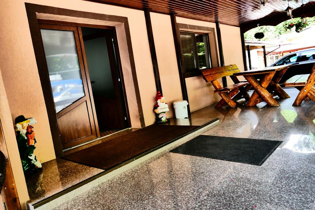 Hotel Pensiunea Roua Florilor à Anina Extérieur photo