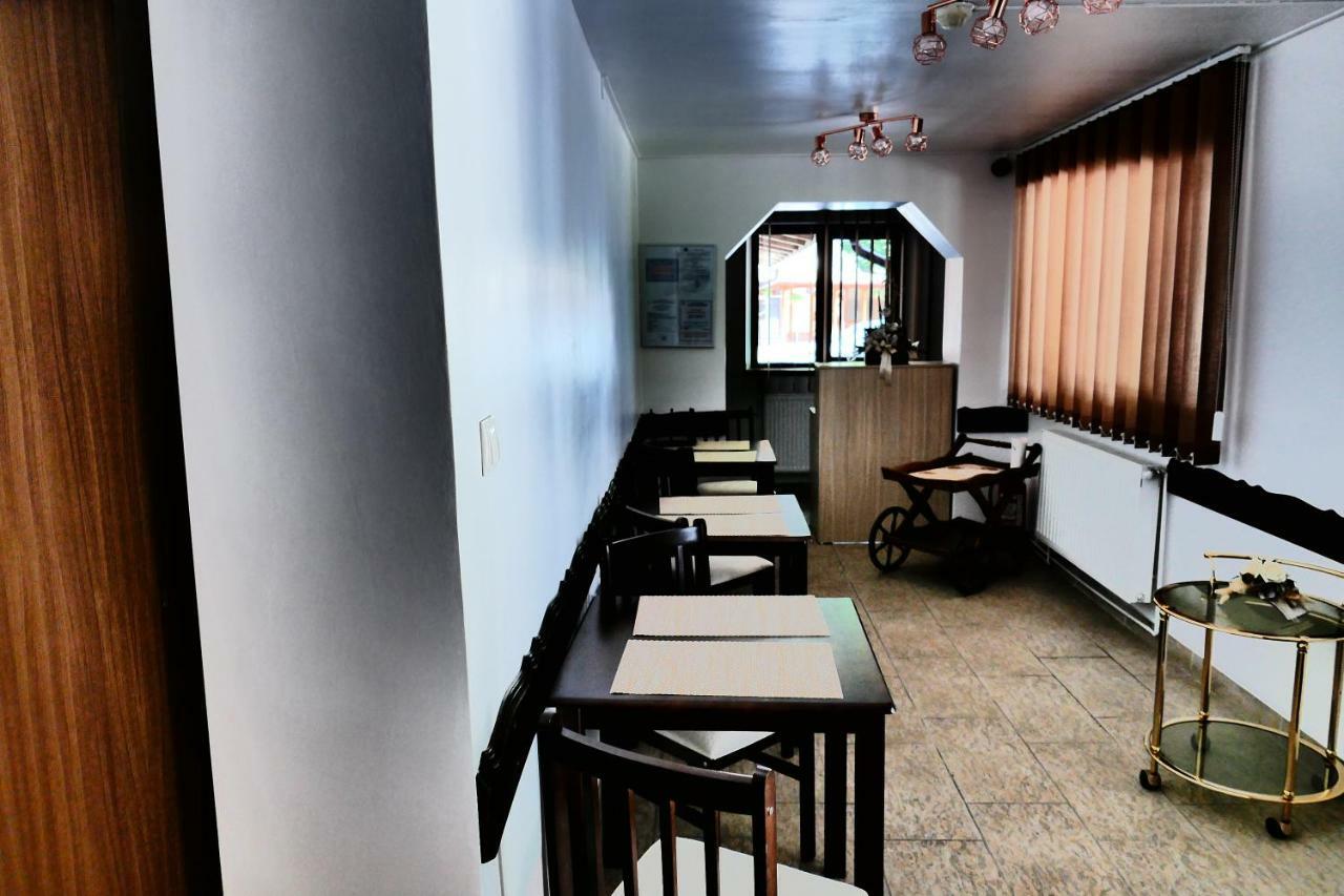 Hotel Pensiunea Roua Florilor à Anina Extérieur photo