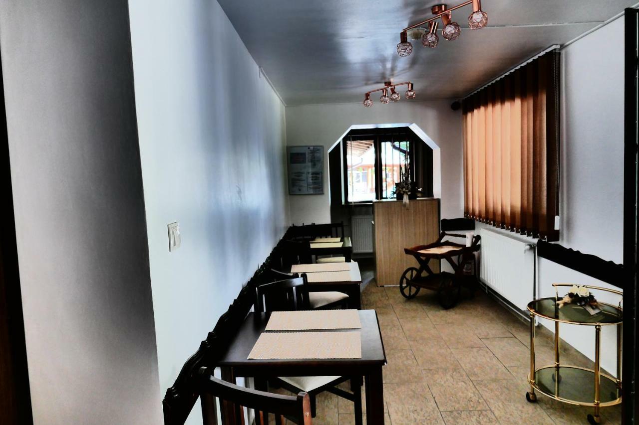 Hotel Pensiunea Roua Florilor à Anina Extérieur photo