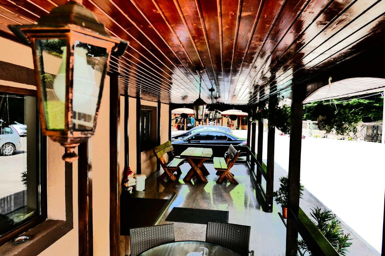 Hotel Pensiunea Roua Florilor à Anina Extérieur photo