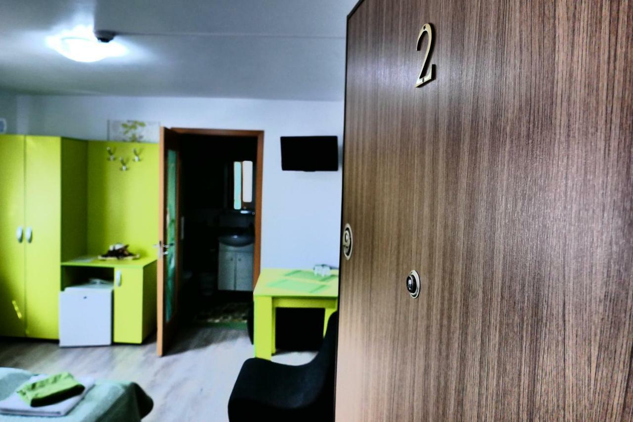 Hotel Pensiunea Roua Florilor à Anina Extérieur photo